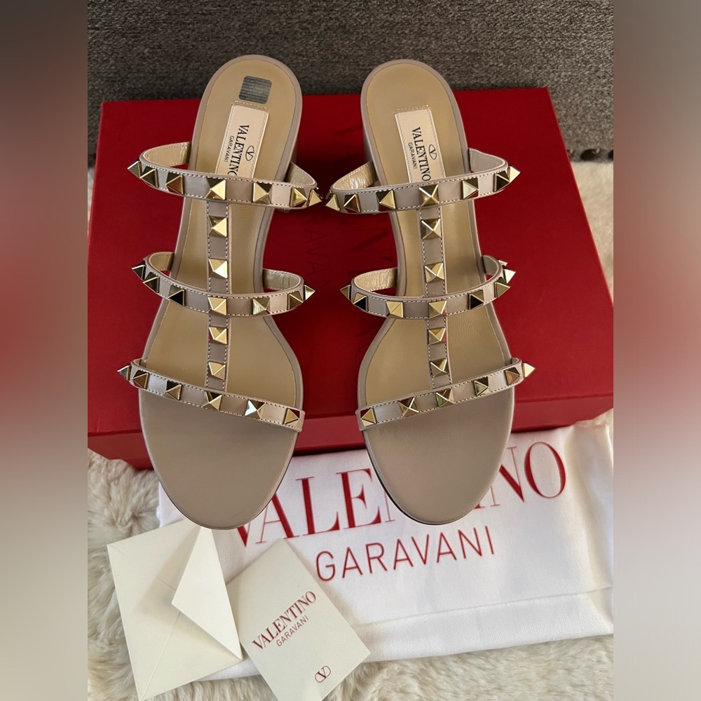 New VALENTINO GARAVANI
Rockstud Leather Block Heel Sandals - Picture 15 of 15